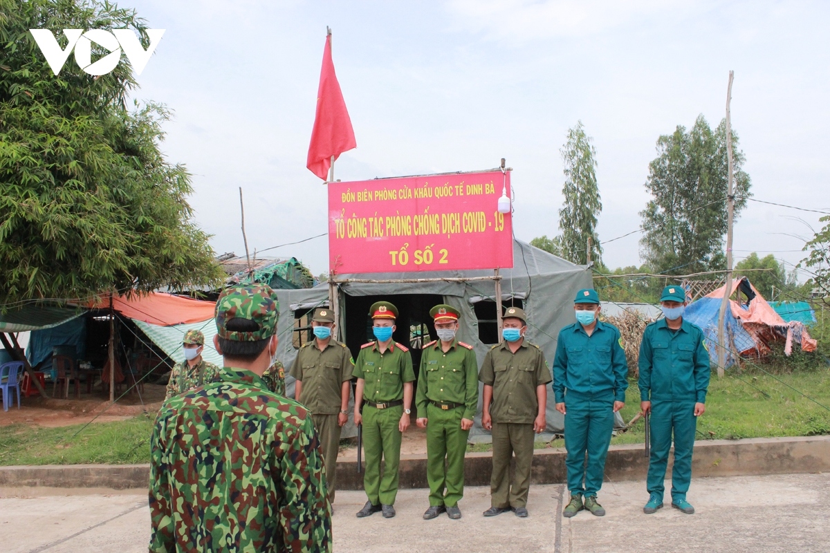 Nỗ lực chặn dịch khi người dân ùn ùn về nước